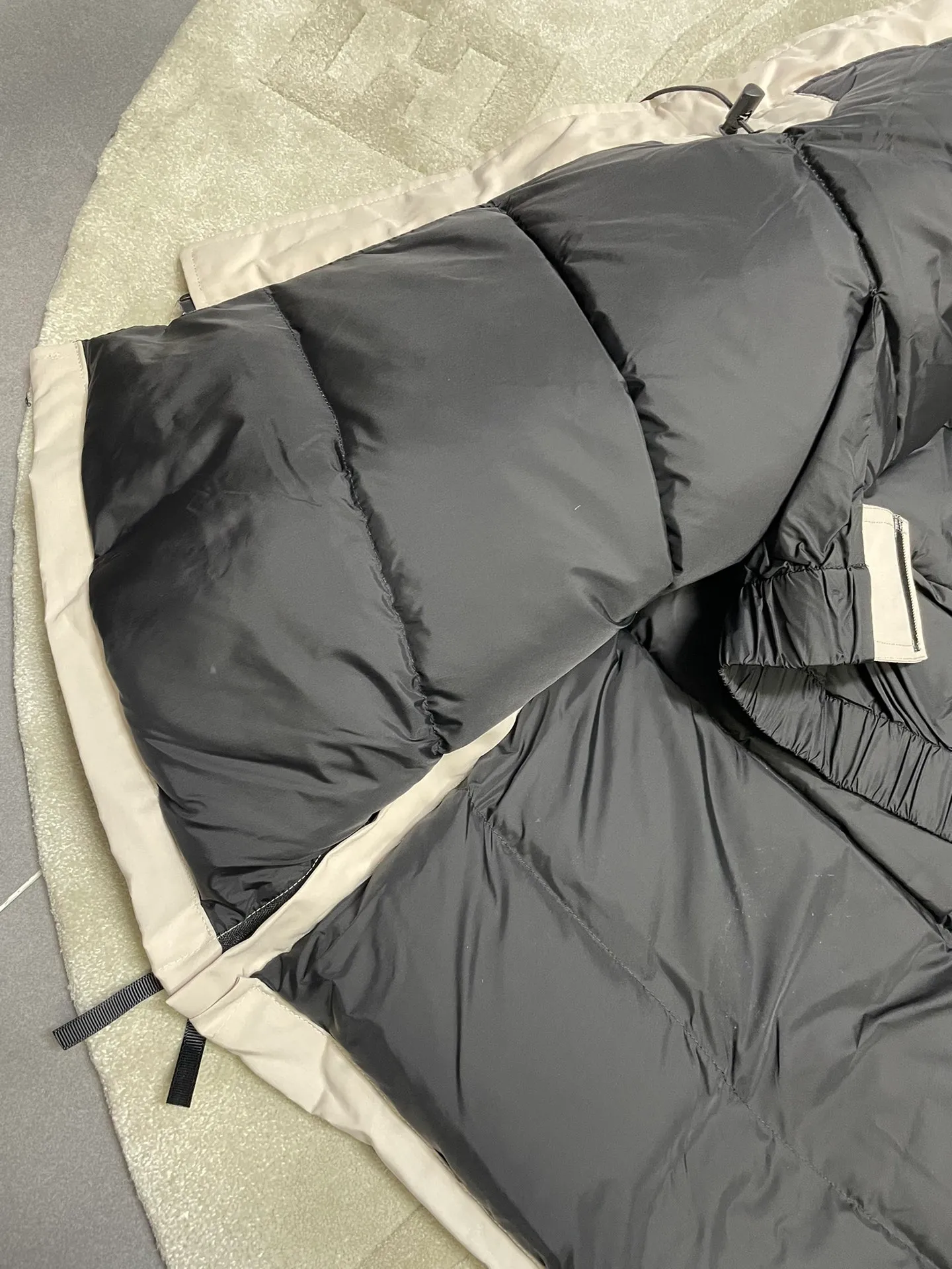 P1060 CANADA GOOES 🇨🇦ⒿⓅⓈ manufactures 10 models of snow curse men and women couples. Factory direct supply: supplying global purchasing agents, micro-business, entities, Tmall, high-end stalls and studio cooperation, free shipping! There are 10 types of Canada Goose Snow Mantra parkas for men and women, the Rolls-Royce of down jackets. ➖ Industry-leading anti-counterfeiting chip sensing. ➖ Imported Behringer embroidery machines and customized embroidery labels, the highest level and industry leading. ➖ Imported Korean 21-count polyester-cotton blended original fabric, TC85 waterproof coated fabric, water-repellent, windproof and wear-resistant. ➖ The new national standard 90 white duck down has an average down filling of 300 grams. The amount of down filling is industry-leading. ➖ 100% nylon lining with double double-layer sealing design to prevent velvet running, and seamless thread design on the cuffs! ➖ Yoshida YKK provides original factory-customized electroplated sliders. YKK two-way lockable zippers are tight and smooth and do not peel off paint. ➖ 3M composite Velcro is durable and the accessories and hardware are all custom-made. Note: Our copywriting is only simple and clear. Instead of bragging about the copywriting, it is better to compare and understand with samples. Only for the purest goose, the most dedicated, the most professional, the highest quality, the highest cost performance! SIZE:XS-XXL [with size chart]